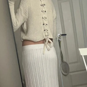 stickad tröja - Super snygg stickad tröja med cool snörnings detalj på ryggen, storlek XS köpt på Vinted med själv aldrig använt🤍(står FB Sister Knitwear på lappen)