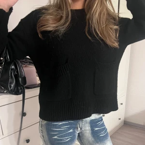 Svart stickad tröja med fickor - Säljer en svart stickad tröja med två fickor framtill som är från Zara 💕