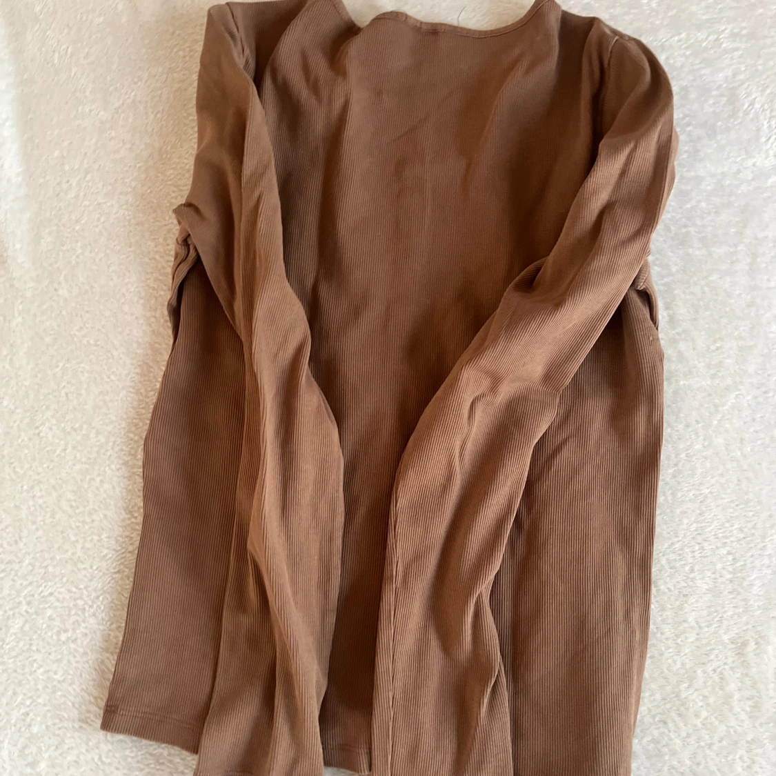 Brun ribbad långärmad topp från Gina Tricot - 1