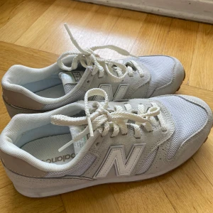 Sneakers från New Balance 373 - Säljer ett par stilrena sneakers från New Balance 373. Skorna har en klassisk design med snörning och en bekväm sula. Supersnygga nu till våren. Skorna är använda ca 2-3 gånger och har några tecken på användning. 