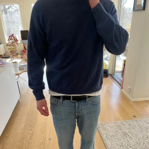 Tröja från Oscar Jacobson  - Tjocktröja i mycket bra skick, använt väldigt få gånger så 9/10. Tröjan är i ett tunnare material och sitter väldigt skönt. Storlek M
