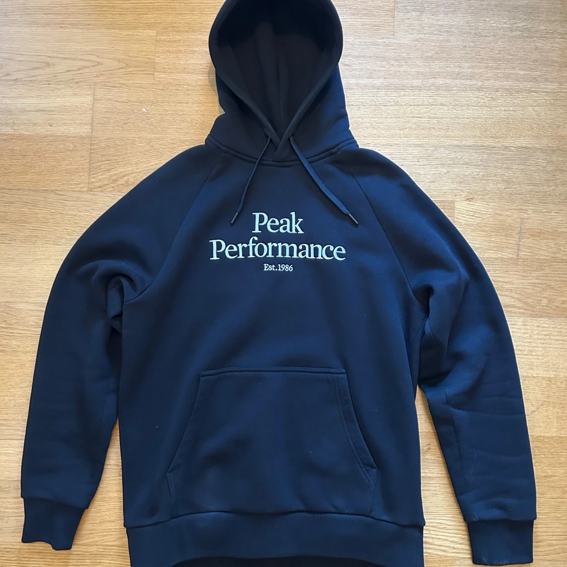 Svart hoodie från Peak Performance