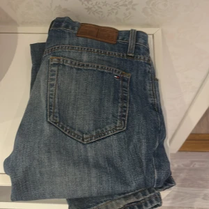 Blå jeans från Tommy Hilfiger - Säljer ett par klassiska blå jeans från Tommy Hilfiger. De har en straight passform och är tillverkade i denim. Perfekta för en avslappnad stil. Nypris 1000kr