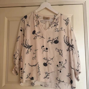 Mos mosh blus  - Off white blus med marinblå mönster 