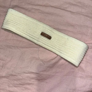 Panta - Luonnon valkoinen hiuspanta. Koko S. Korkeus n 5cm, leveys n 21cm. Kissatalous Mikäli hinta ei miellytä tarjoa rohkeasti. Katsothan myös muut ilmoitukseni!!