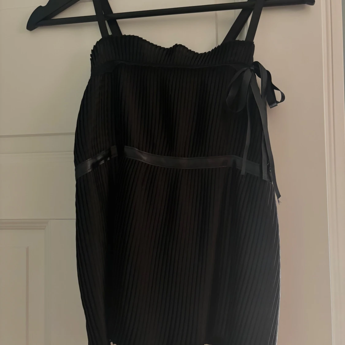 Svart plisserad topp från Rinascimento - 3