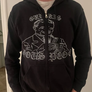 Gurkis/youspoo hoodie - En gammal youspoo hoodie av gurkis i rhinestone. Några stenar lossnade i tvätten  men inget som syns när den är på. Har ingen användning av den längre därför säljer jag av den. Jag är 175 och väger 68, den passar perfekt. Den är limited edition och går inte att köpa ny längre