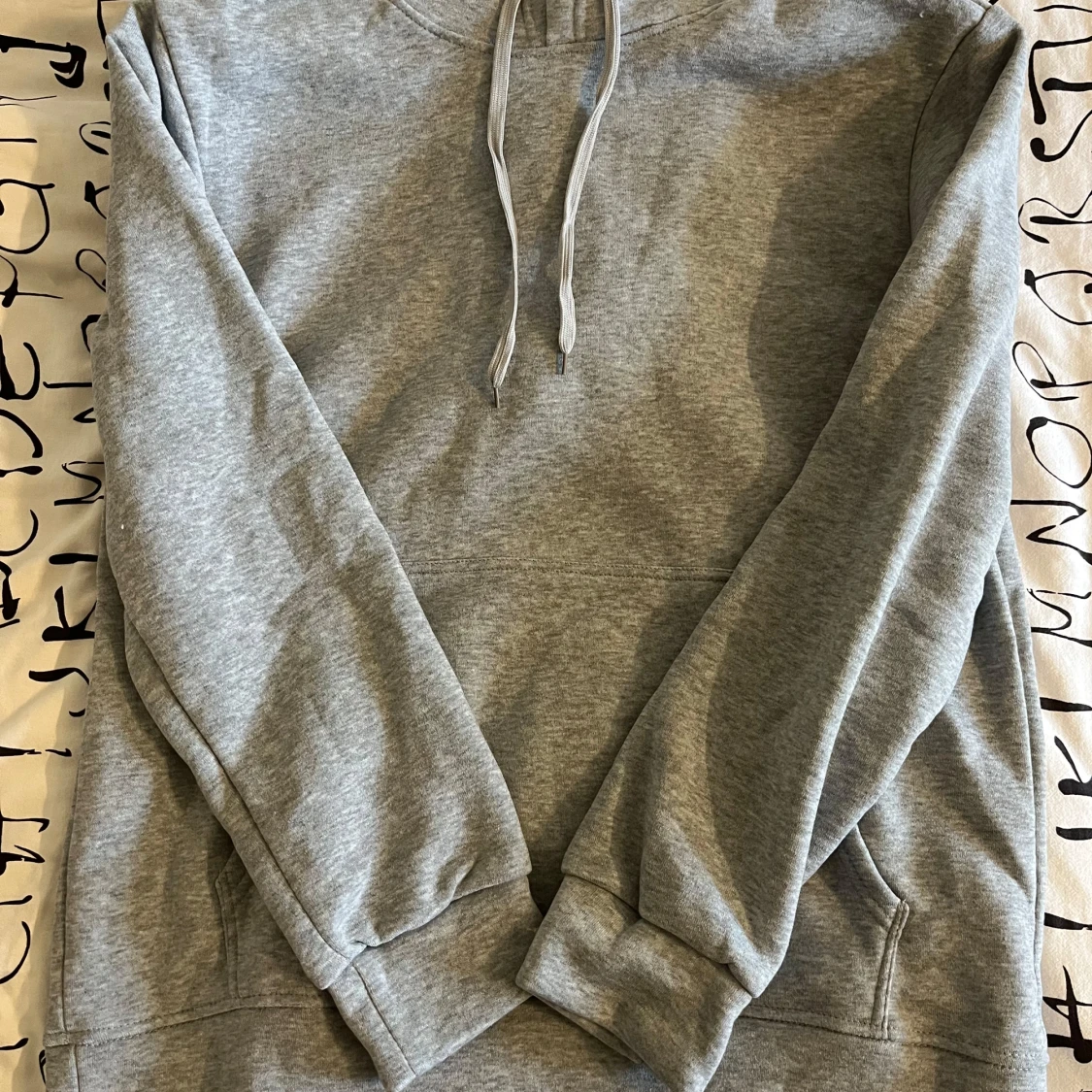 Grå hoodie