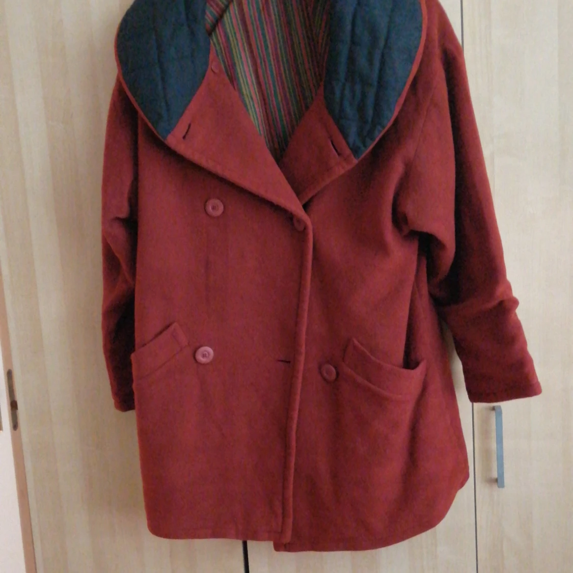 Röd kappa med knappar - 1