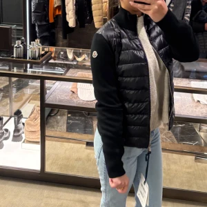 Svart pufferjacka från Moncler.. padded wool. Down-paneled virgin wool cardigan - Snygg svart pufferjacka från Moncler med dragkedja framtill. Aldrig använd. Kvitto och prislapp medföljer. Storlek S men skulle säga att den passar både xs och s. Hör av er vid önskan om fler bilder. Nypris 10290, pris kan diskuteras