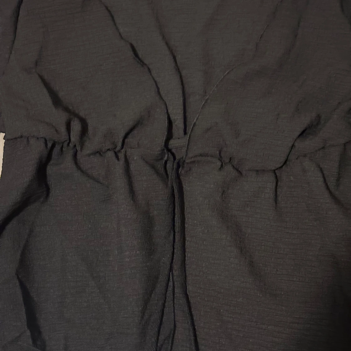 Svart långärmad topp med knyt - 1