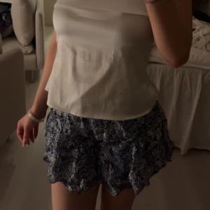 Blommiga kjol med shorts i blått och vitt - Snygg kjol med med blommigt mönster i blått och vitt från Zara.