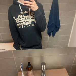 Svart superdry hoodie - Riktigt skön superdry hoodie | Storlek S | Väldigt bra skick | Hör av dig vid frågor och funderingar! | mvh Edvin😁