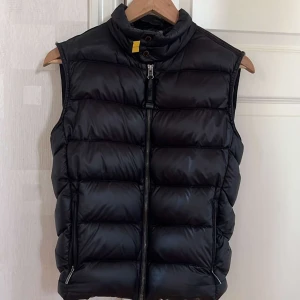 Parajumper väst  - Pris kan diskuteras, kom med bud! Parajumper Väst i storlek S. Den är i ett bra skick, sitter bra på er som har storlek S både på bredden och längden. Den funkar på både tjejer och killar. Anledningen till att jag säljer denna väst är för att jag ska köpa en annan väst, har alltid varit nöjd med den. Den passar perfekt nu till våren och sommaren. 