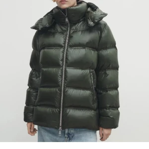 Massimo dutti  - Storlek xs i färgen olivgrön. 