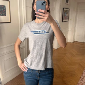 Adidas t shirt - T-shirt från Adidas. 