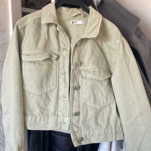 Grön jeansjacka från Ginatricot - Säljer en snygg grön jeansjacka från Ginatricot eftersom jag har en liknande. Perfekt för vår och sommar!💕Postar bara med instabox❤️