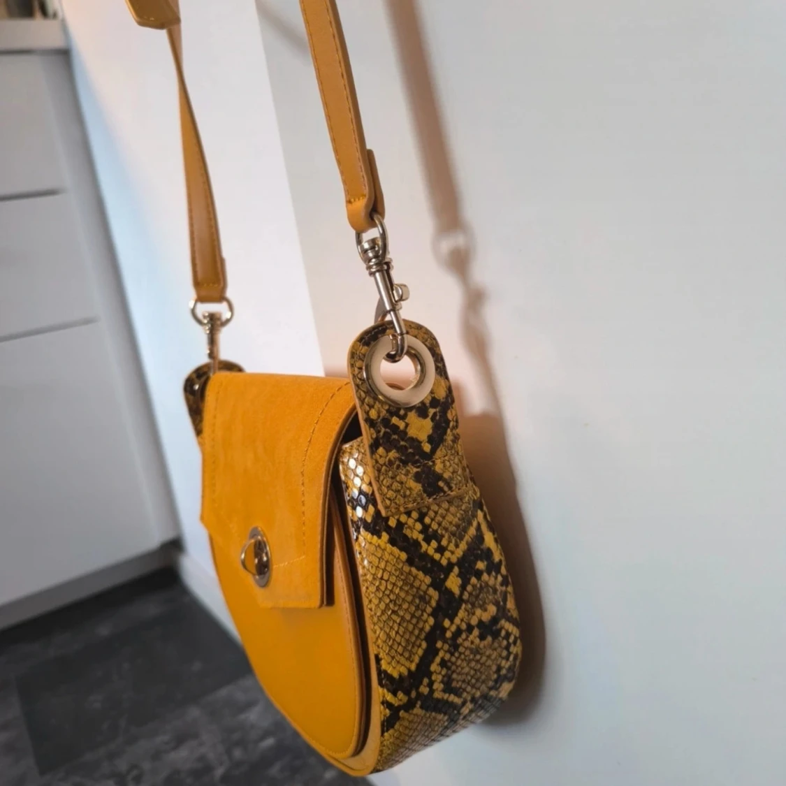 Gul axelväska med ormmönstrade detaljer - 1