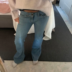 Blå bootcut jeans - Snygga blå bootcut jeans med låg midja och klassisk femficksdesign.