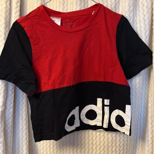 Röd och svart t-shirt från Adidas❤️ - Säljer en cool röd och svart t-shirt från Adidas med stor logga framtill.🌹