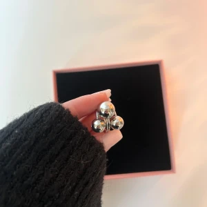 Ring - Unik silverfärgad ring med tre stora klot. Säljer då den tyvärr är för liten för mig😢