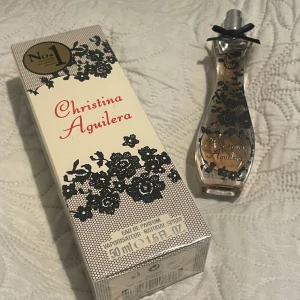 Christina Aguilera Eau de Parfum - Två parfymer från Christina Aguilera. Den öppnade är i 30 ml och  den oöppnade i 50 ml. Den i 30 ml är öppnad och testat ett spray. Den andra är helt oöppnad.  30 ml= 70 kr 50ml= 110kr