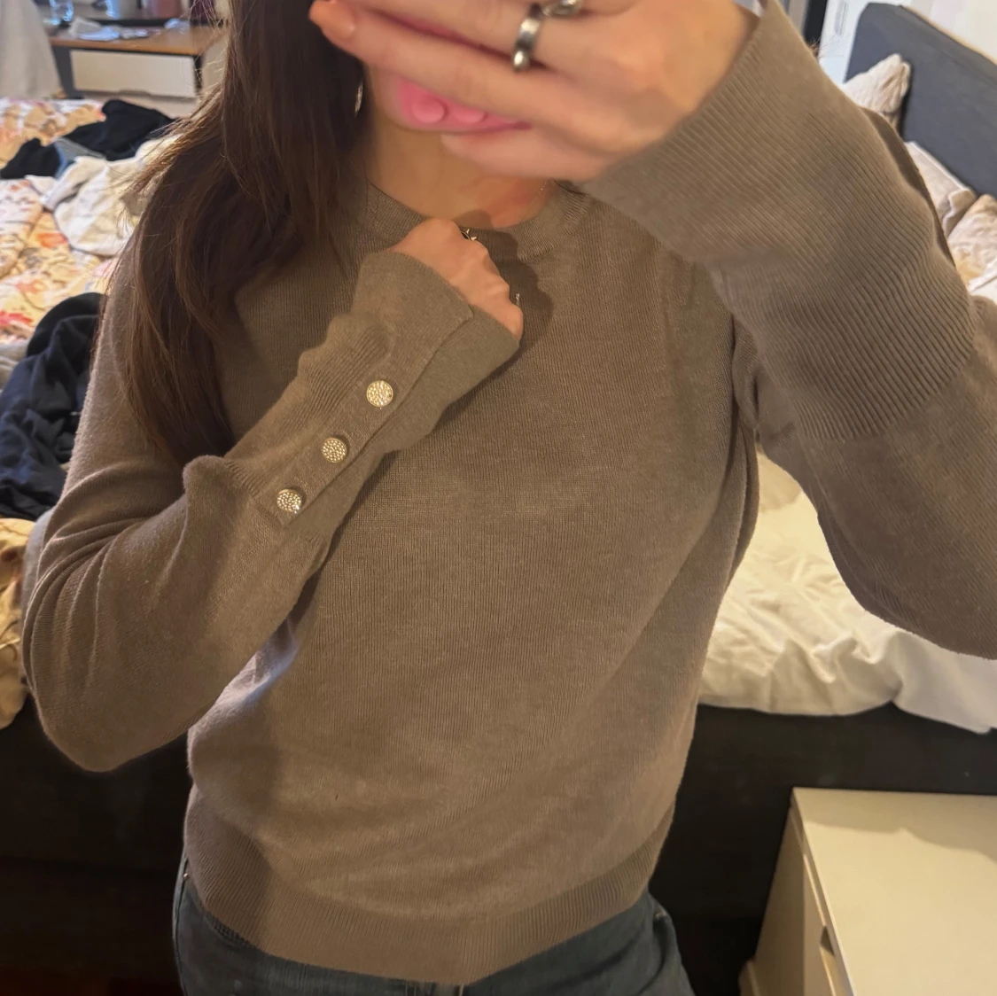 Beige stickad tröja med glittriga knappar