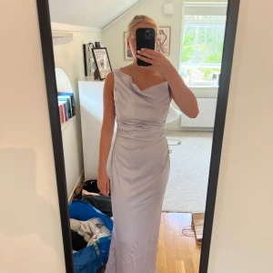 Ljuslila långklänning från Adoore - Säljer en ljuslila långklänning från adoore som är helt oanvänd med lapp kvar. Storlek 38, passar mig som är 36-38. Ordinarie pris 1600kr, säljer för 800kr.