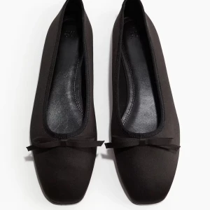 Svarta ballerina skor - Säljer dessa jätte fina ballerinaskor. Aldrig använda och prislappen är kvar!
