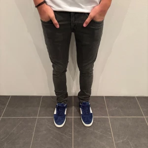 Dondup Jeans George  - Dondup Jeans George! Trendigaste jeansen på marknaden.  Skick= 9,5/10 Ny pris= 4000 kr Säljs för= 599 kr