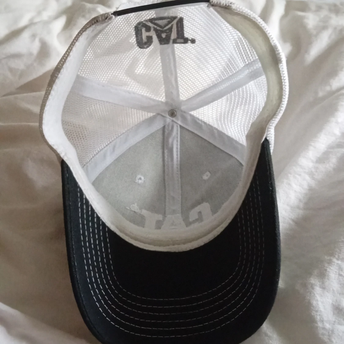 Svart och vit keps från CAT - 2