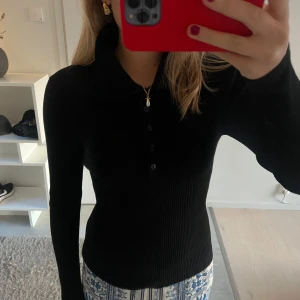 Långärmad tröja med knappar - Jätte nice långärmad tröja med knappar och liten krage. Den är i lite tjockare material och hur snygg som helst till ett par jeans eller liknande♥️den är i storlek M men skulle säga att den är lite mindre i storleken!