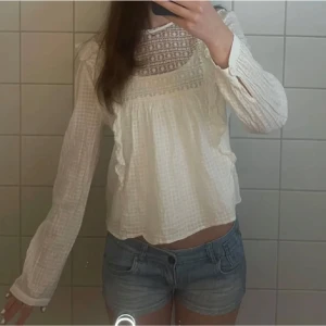 Vit blus Zara - Jättegullig vit blus från Zara, perfekt till sommaren. Inga defekter. OBS!! Den är i storlek L men skulle säga att den mer passar xs-m. Jag brukar ha xs eller s i vanliga fall. Har linne under på bilden🥰💞