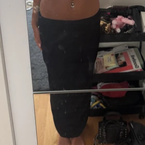 Svart långkjol från Gina Tricot  - Säljer min jättefina svarta lång kjol från Gina i XS!! Superfin passar till allt! Helt oanvänd med prislapp kvar!!