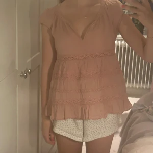 Rosa blus från Odd Molly med spets - Säljer denna supersöta rosa blus från Odd Molly 💞i jättebra skick och storlek xs, pris kan diskuteras! ☺️☺️