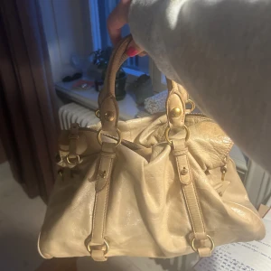 Miu Miu bow bag  - ‼️ÄR ÄVEN ÖPPEN FÖR BYTE MOT BALENCIAGA CITY BAG!! ‼️Säljer denna miu miu bow bag! Köpt på Vestiaire och i gott skick. Säljer endast för att jag ej får så mycket användning för den. Pris kan diskuteras