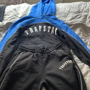 Trapstar Set - Säljer ett väldigt sällsynt Trapstar set som inte längre säljs på den officiella Trapstar hemsidan där den är köpt ifrån. 10/10 skick, inget slitage, knappast använd och kvitto tillkommer ifall man vill ha det! Köpt för ca 1 år sen!