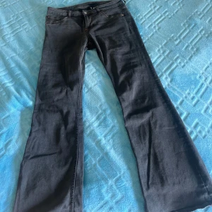 Svarta low bootcut jeans - Köpta ett tag sedan men aldrig använts, endast prövats. Köpta på HM. Lågmidjade Pris kan diskuteras.