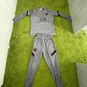 Grå PSG fotbollströja och byxor Nike - Hej jag säljer en psg tröja och byxa jag säljer den pga jag beställde fel storlek så den aldrig använd.