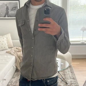 Grå jeans skjorta från dressmann  - As fet skjorta, skick 10:10 inga defekter ingenting! Priset kan såklart diskuteras!