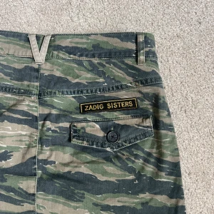 Camouflagekjol från Zadig & Voltaire  - Snygg kortkjol i camouflage från Zadig & Voltaire. 