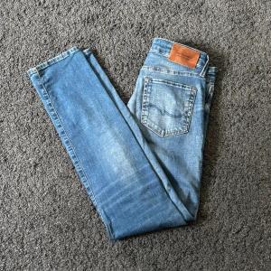 Ljusblå jeans från Jack & Jones - Säljer ett par ljusblå jeans från Jack & Jones. Jeansen är knappt använda och i ett super bra skick. Modell på jeansen är slim/glenn. Storlek 28/32. Skriv om ni har funderingar.