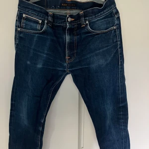 Mörkblå jeans från Nudie Jeans - Säljer nu mina skit snygga mörkblå Nudie jeans då jag växt ur dom😊storlek: W32 och L30