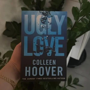 Ugly Love - En gripande kärlekshistoria om Tate och Miles, där känslor, regler och hjärtan sätts på spel. Perfekt för dig som gillar intensiva relationer, drama och oväntade vändningar. En modern favorit bland unga vuxna!