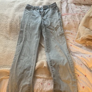 Ljusblå jeans - Säljer dessa ljusblåa jeans från Abrand. Dom är raka i modellen med lite ”slitningar” nertill. Jeansen var lite små när köpte dom så de har inte använts så mycket. Om man har någon fråga så är det bara att skriva. Priset går att diskutera