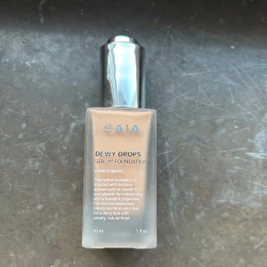 CAIA Dewy Drops Serum Foundation 20W - CAIA Dewy Drops Serum Foundation i nyansen 20W. Ger en naturlig, återfuktad finish med lätt täckning. Innehåller vitamin E och glycerin för extra fukt och glow, innehåller 30ml. Har använts 2gånger men jag insåg att den var för mörk för mig så jag bestämde mig för att sälja den. Kartongen den kom i är tyvvär borta. Nypris - 374kr. Känn dig fri att fråga om du har några frågor!