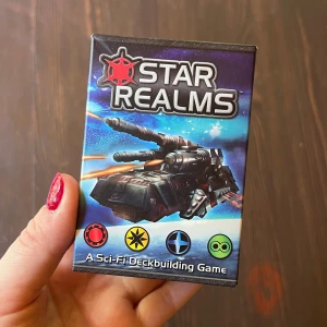 Star Realms (kortspel) - Star Realms är ett snabbt och strategiskt deckbuilding-spel med rymdtema. Bygg din egen flotta, slåss mot motståndare och dominera galaxen! Perfekt för två spelare, tar ca 20 minuter och passar dig som gillar sci-fi och actionfyllda kortspel. Använt 2 gånger. Nyskick 💙