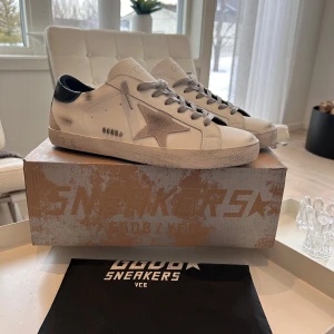Golden goose  - Säljer ett par Golden goose skor i storlek 42. Hör av er om ni har några funderingar.