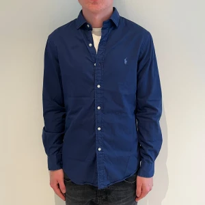 Ralph lauren skjorta  - Ralph lauren skjorta | Skick: 9,5/10 | M | Fraktar via postnord eller instabox på köparens bekostnad | Hör av dig vid minsta fråga eller fundering! 
