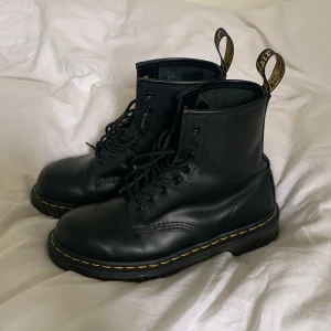 Dr. Martens 1460 boots - Klassiska svarta Dr. Martens boots i skinn. Knappt använda. Storlek 41. Om du har frågor är det bara att skriva :)